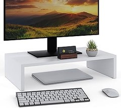 ¿Cuál es la altura ideal para colocar un monitor en un soporte?